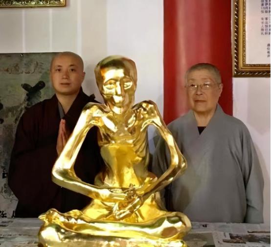 “三年后，我便是佛陀。”1995年，仁义师太的临终嘱托让弟子困惑。这位在五十年代