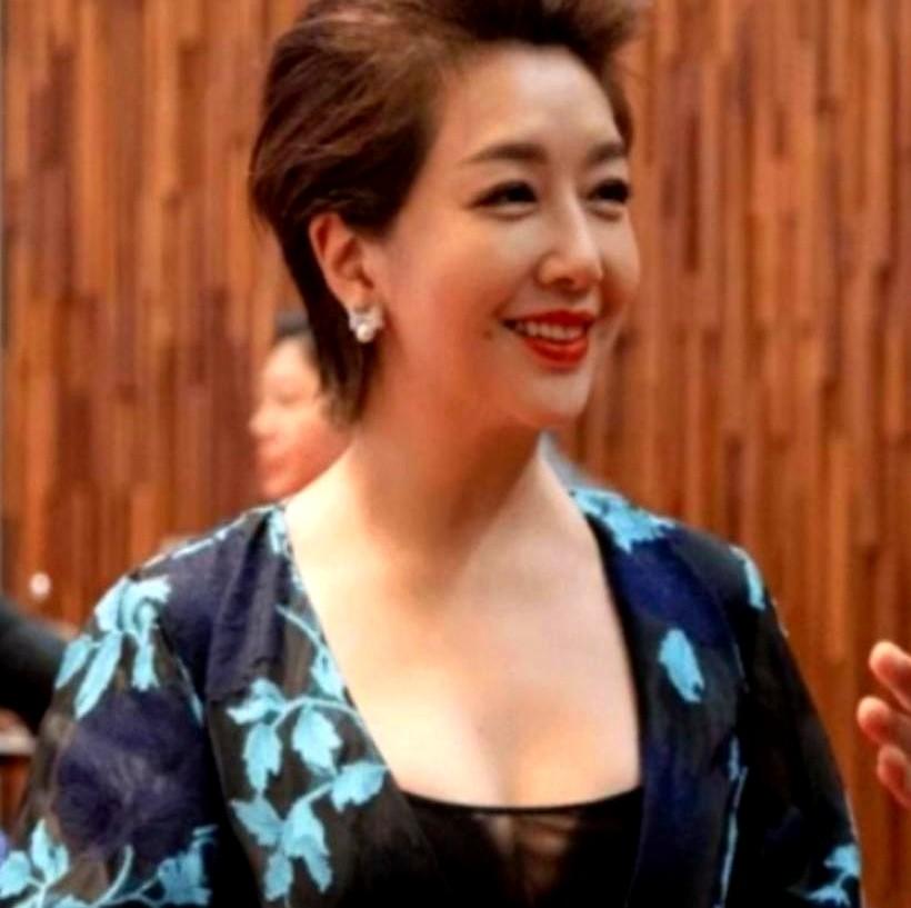 2002年，杨志刚和江珊拍戏，杨志刚从背后抱住江珊。那会儿杨志刚还是个新人，