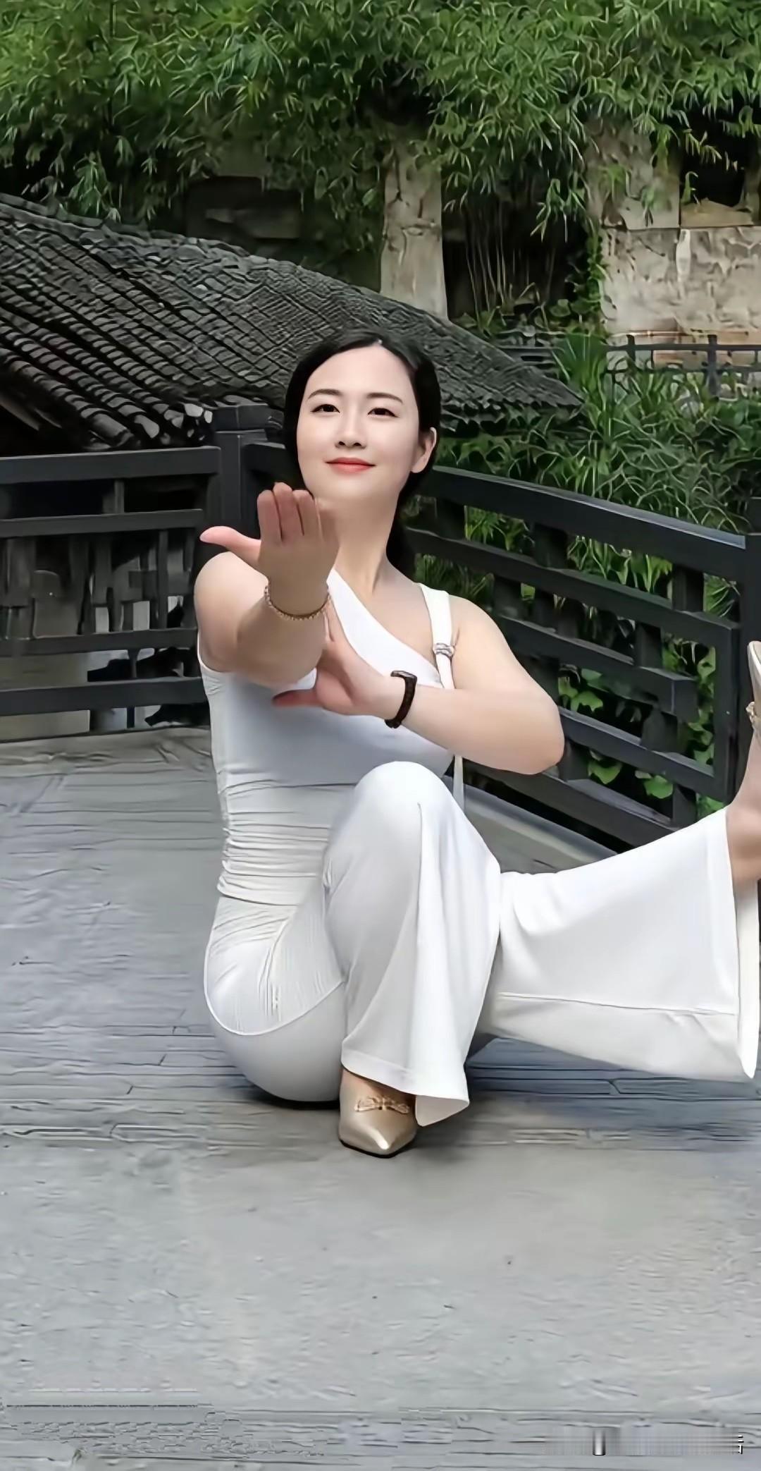 大家来看看这个女人练的是什么武功我觉得好像是瑜伽又不太像又好像是练太极