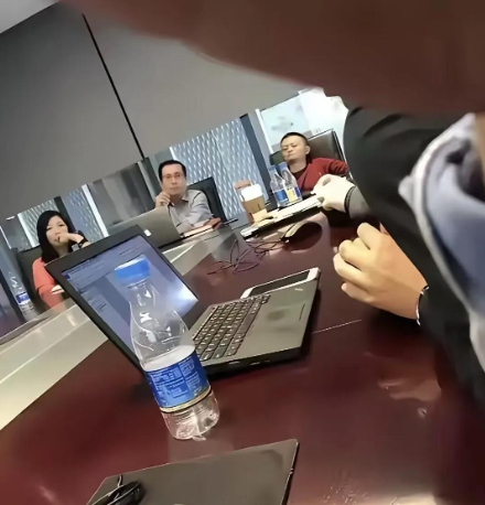 早期的马总，开会时候的状态