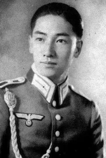 1942年，蒋纬国在潼关做连长，火车上有个上校揍了他一耳光。他憋着火没敢还手，因