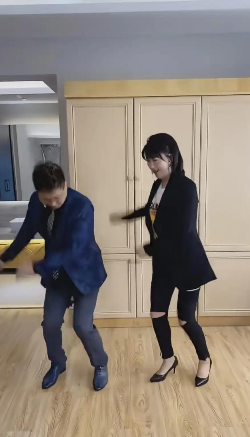 王为念，单身老炮，闫学晶，已婚人妻。俩人在后台蹦跶一段贴身舞，被工作人员随手一传