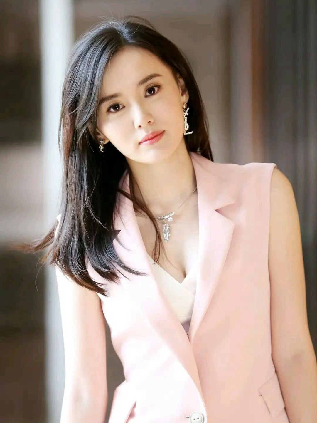 翟天临的三位绯闻女友：江铠同、孟子义、辛芷蕾，长相都是同一类型：双眼皮、大眼睛