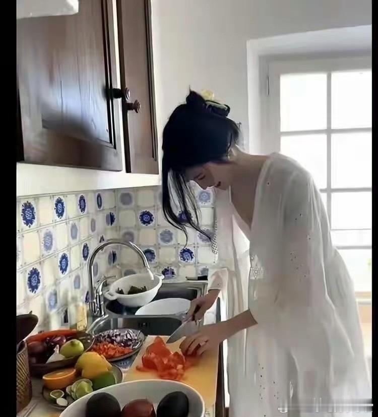 超模何穗下厨做菜，长的好看还这么贤惠，难怪陈伟霆娶她当媳妇