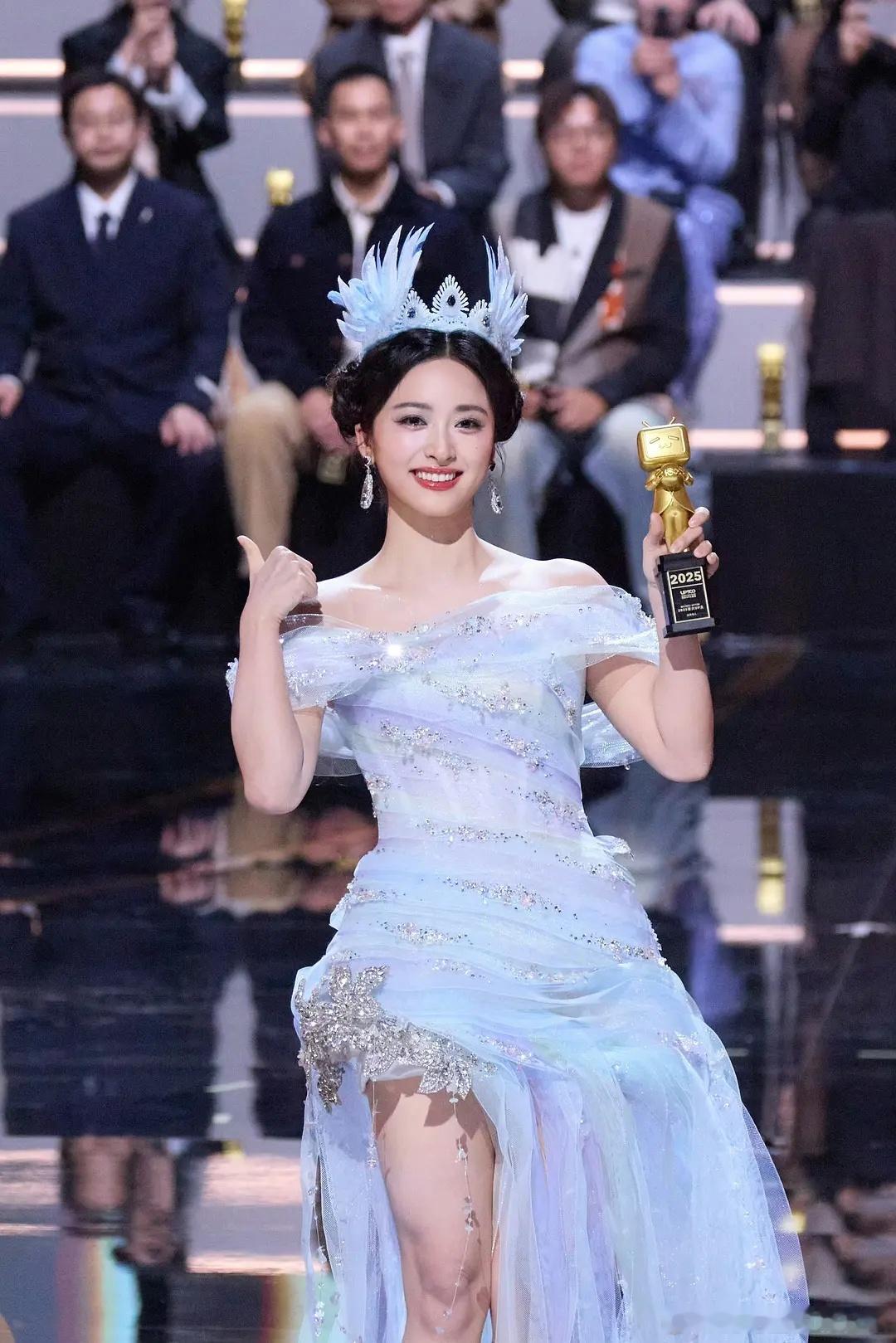 沈月的脸还是很抗打的，换个造型师就好了。