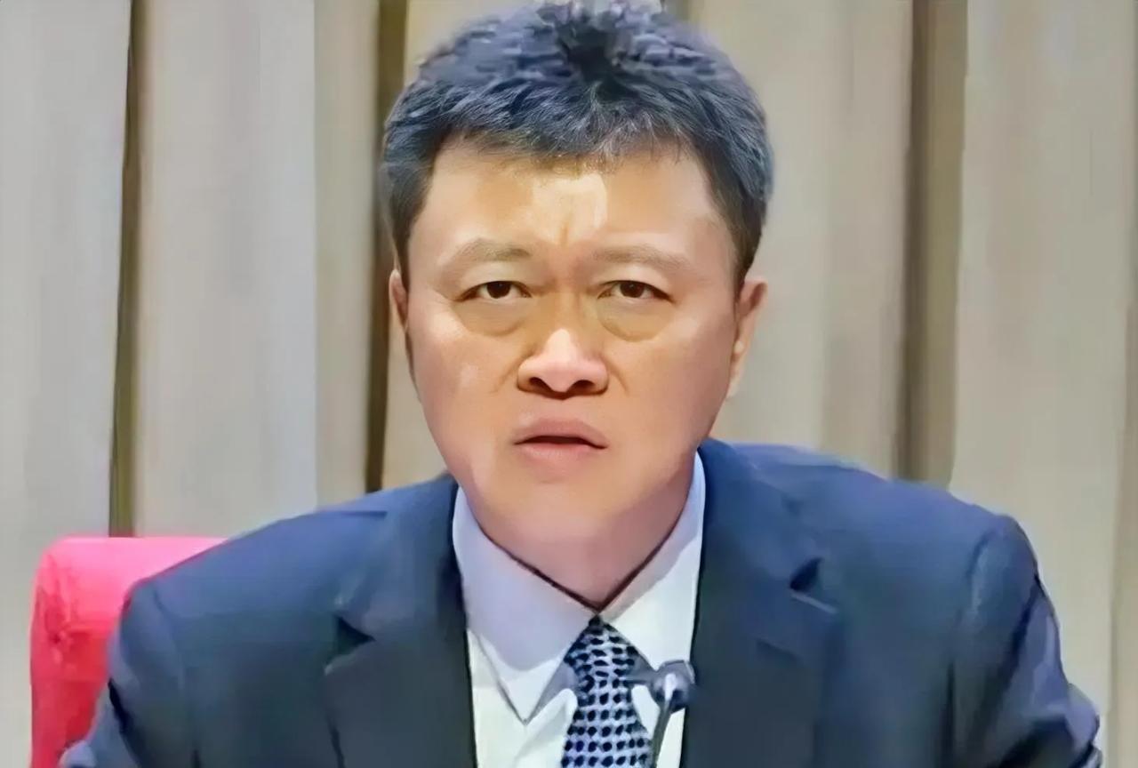 重庆荣昌网红书记高洪波自费请客，花费1100元，引发舆论关注。这一平常的烟火之举
