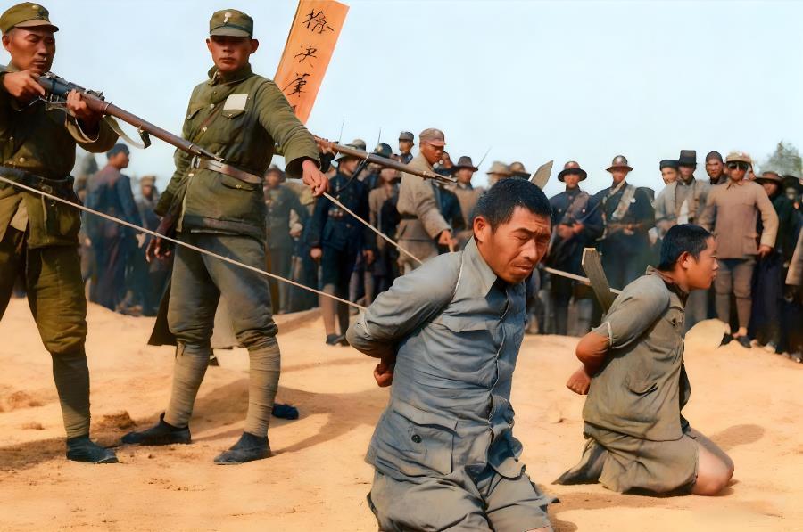 抗日战争时期，中国军队在徐州地区公审处决日本战犯的历史场景。画面中，两名被捆绑