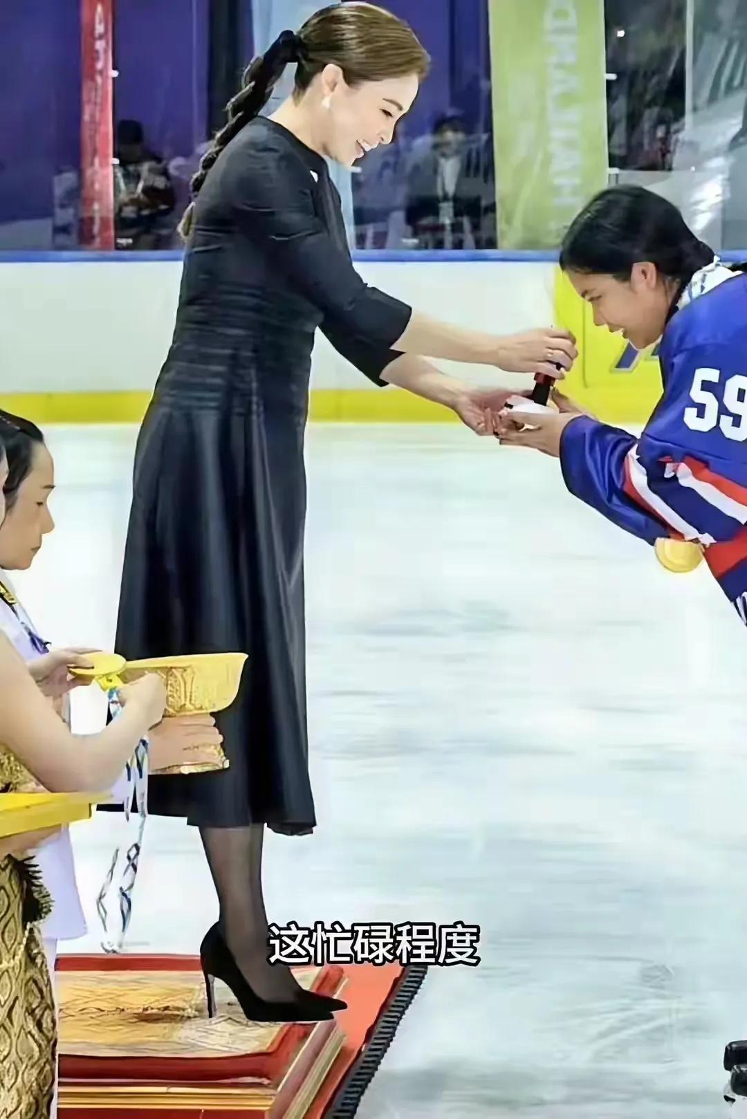 苏提达一条大麻花辫简直美出了圈！日前，苏提达有一次出席体育赛事活动，这身打扮可