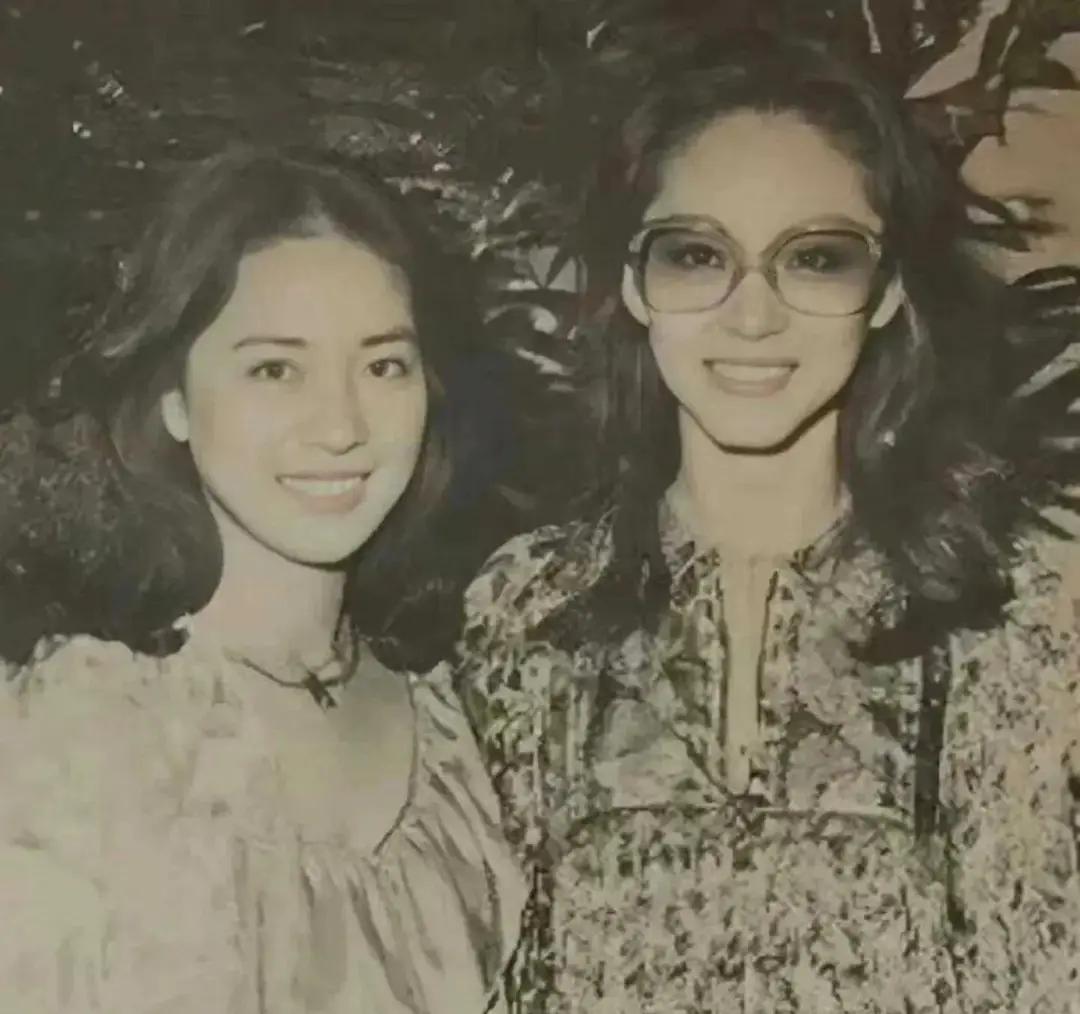 1981年，成龙初次遇见金马影后林凤娇。彼时，她打扮素净，温柔又安静，被成龙盛赞