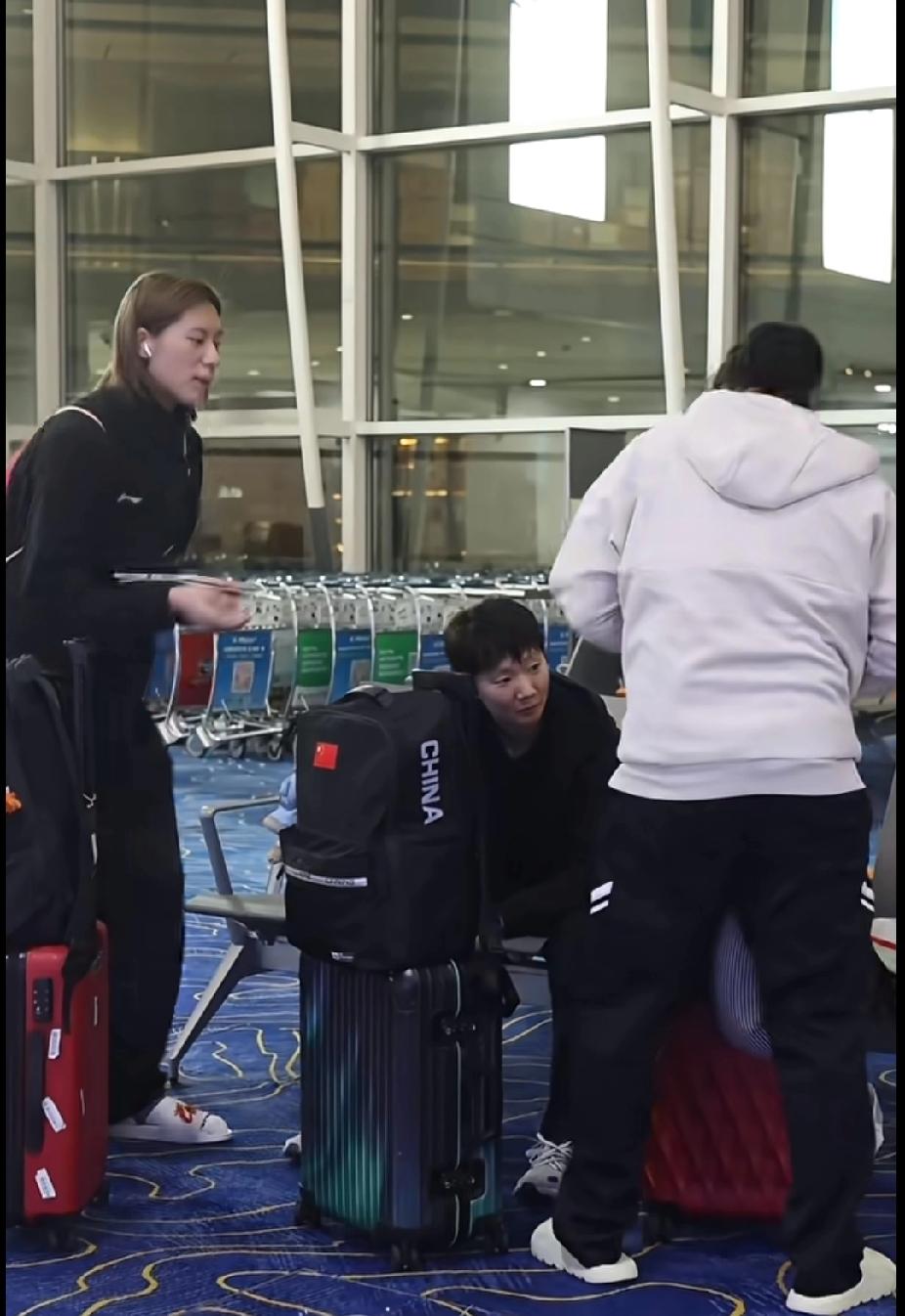 国乒姐妹花机场温情瞬间，赛场外的鳗鱼如此鲜活亚锦赛出征前夕，机场里的王曼昱