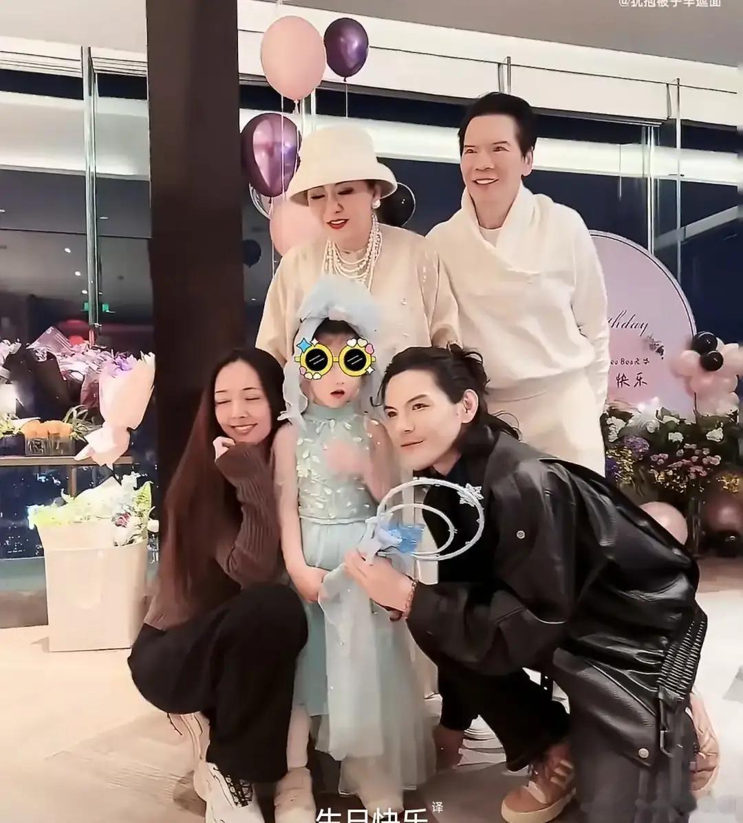郭碧婷生儿子那天，向家一个人都没到。她自己在医院生的。保姆把孩子抱过来，郭碧婷