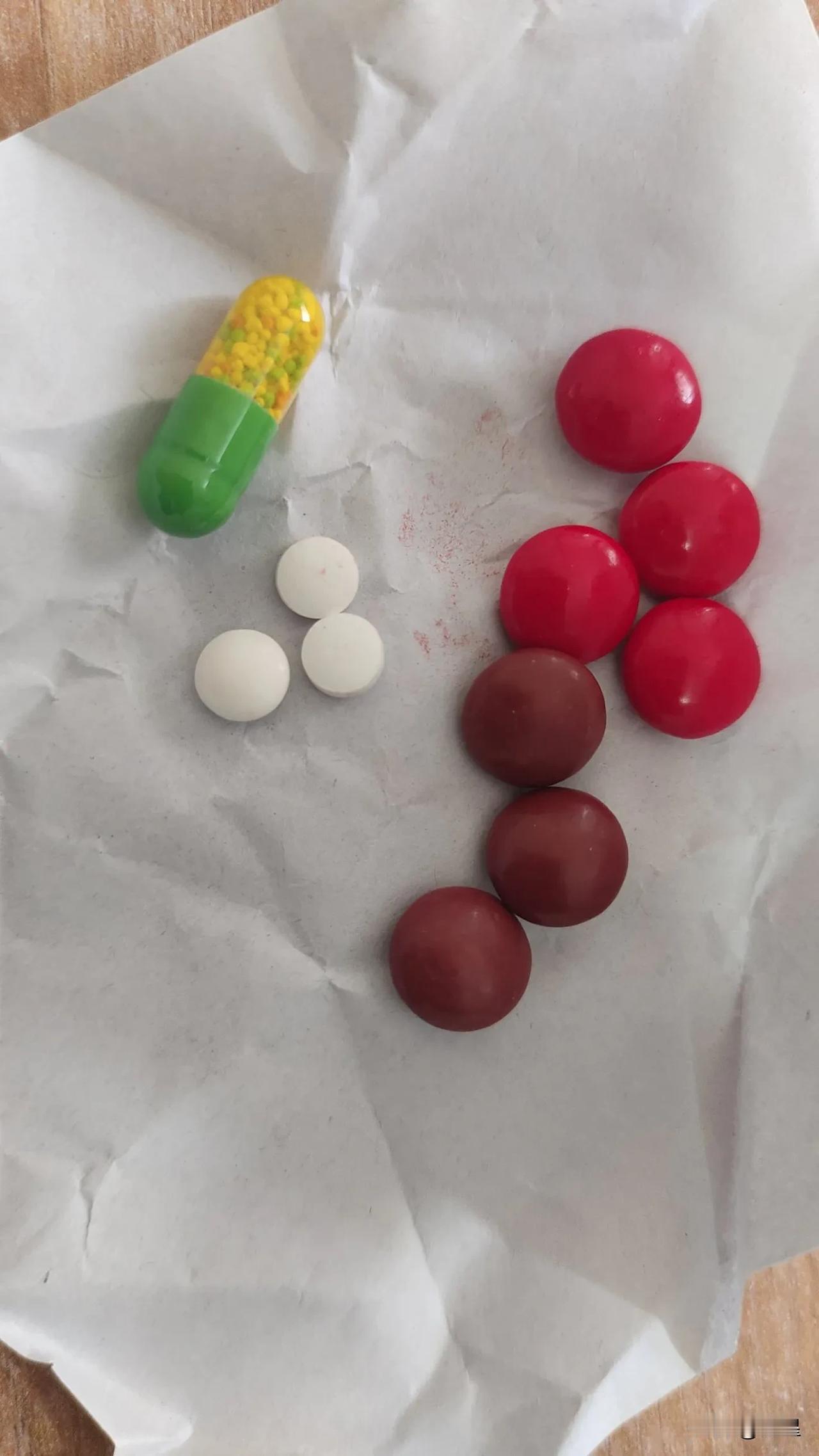 结肠炎的注意事项结肠炎的患者必须特别重视饮食调整，宜饮食清淡，生冷辛辣刺激食