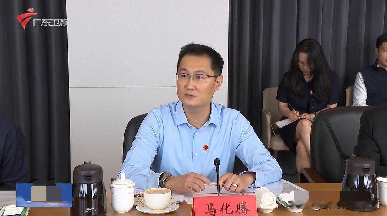 镜头扫过会议桌，马化腾左手搭在文件上，腕上那块表黑黢黢的，没钻，没金边，连反光都
