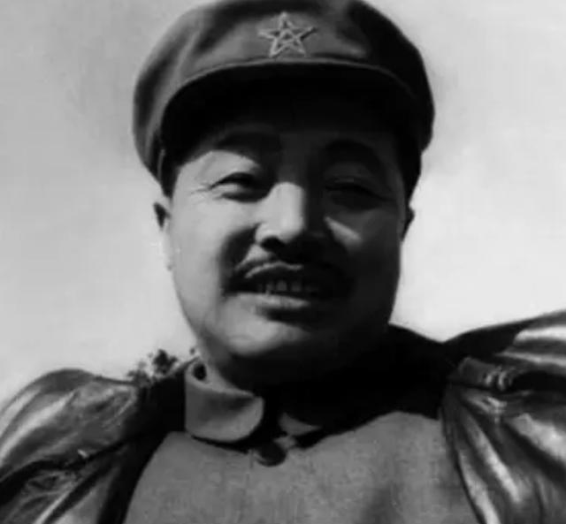 贺龙和萧克之间的关系如何？贺龙和萧克有工作和私人双重关系。私人关系上说，他们两人