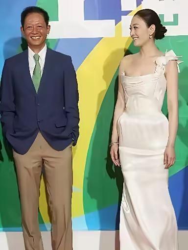 王志文的目不转睛，让李小冉都有点不自信了。不是吹，就李小冉这个外貌条件，也就王志