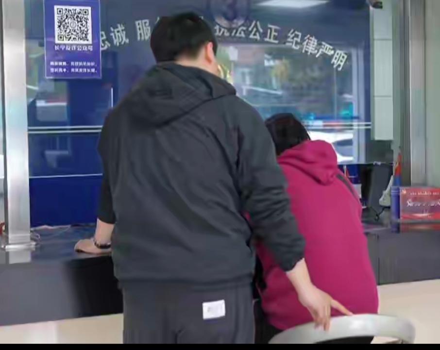 上海，一阿婆老伴去世，每月有4000元的退休工资，但是最近她却崩溃了，因为她买了