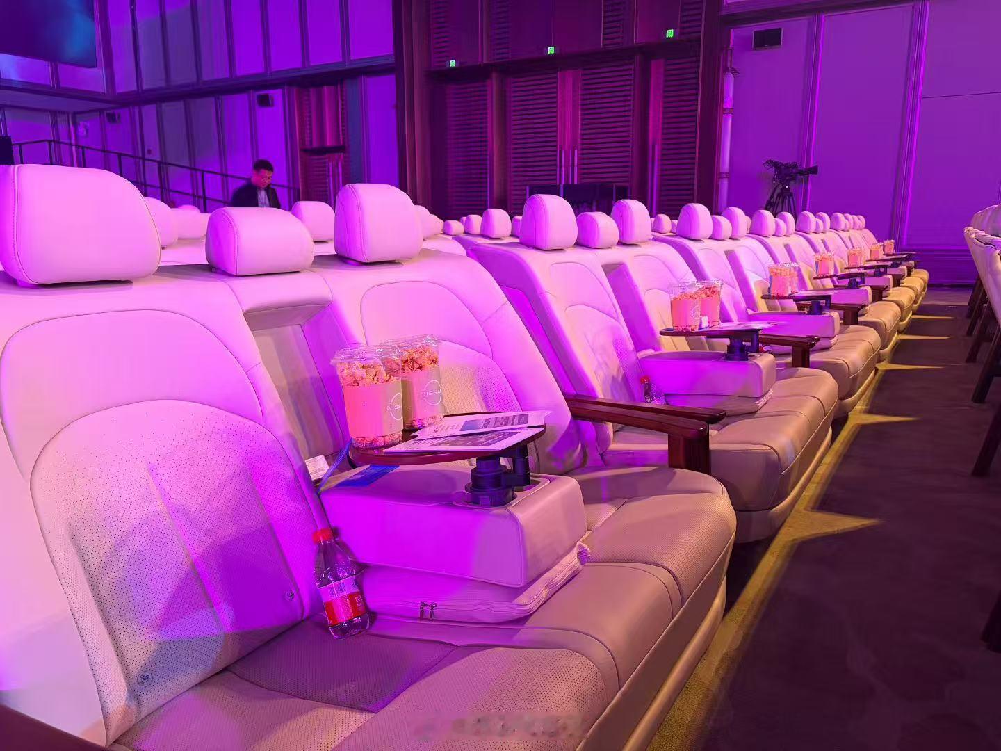 和我想的一样，汽车n6果然把大沙发搬到了发布会，躺着看发布会！上次是副驾座椅，