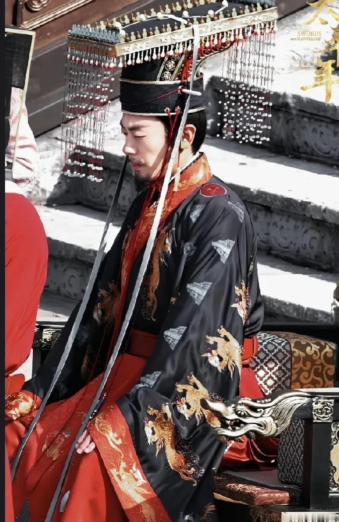 这是朱亚文演赵匡胤剧照，也是周天子龙袍吧，剧名是太平年。妆容一出来，很多观众说