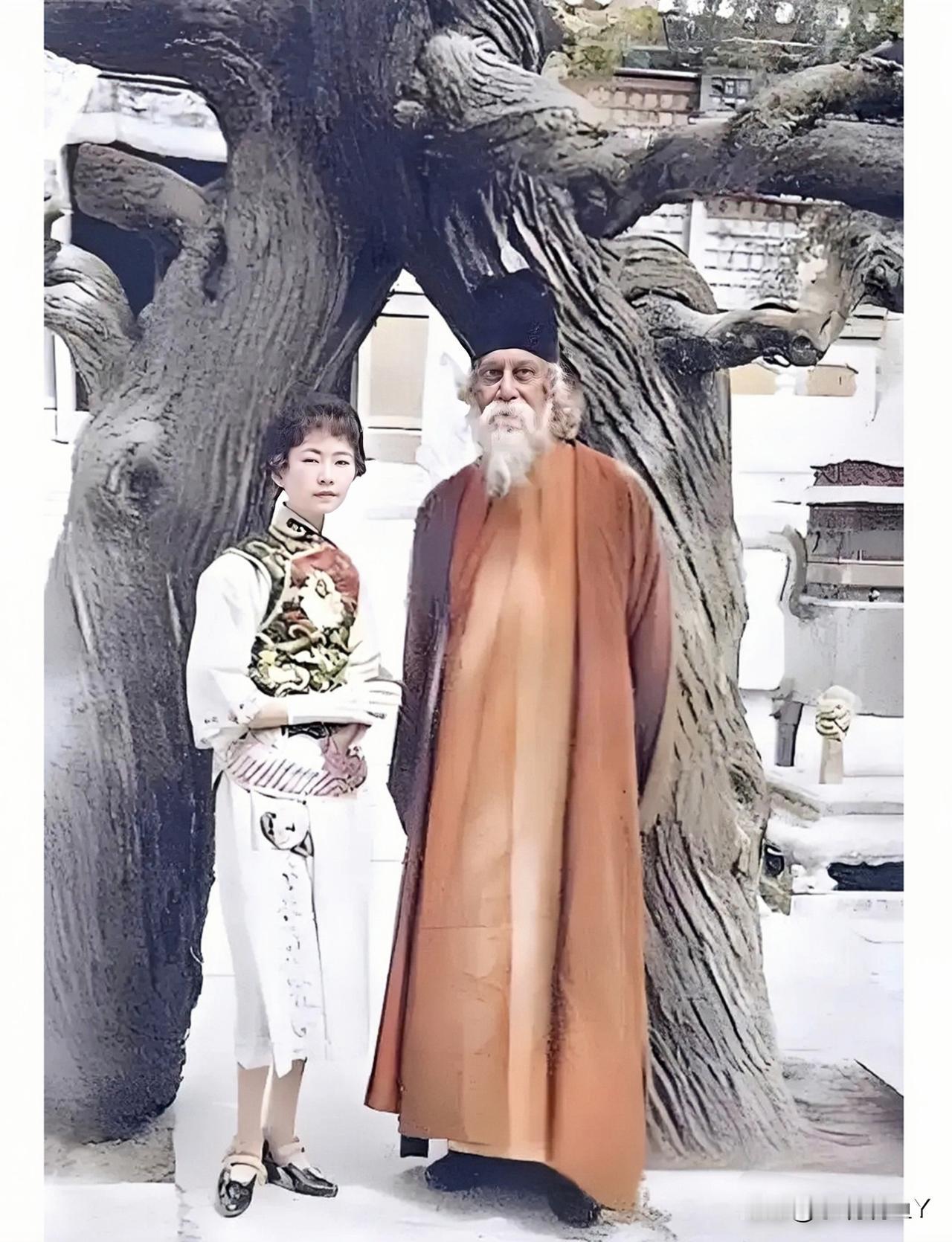 民国时期的才女林徽因，一九二四年与泰戈尔在北京法源寺的珍贵合影。彼时林徽因十九岁
