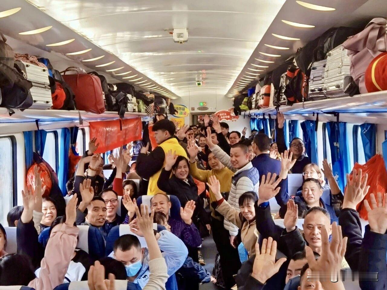 新年生活图鉴2月12日，两趟满载乡情的免费返乡专列先后驶入广安南站与广安站，11