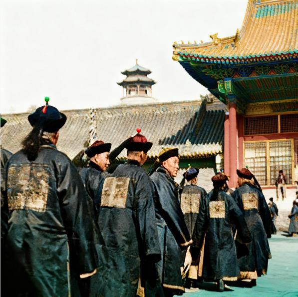 这张照片定格的是1912年2月12日，清王朝最后一次朝会的真实场景，是中国封建帝