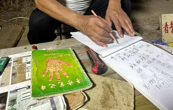 我邻居王叔，上个月在菜市场门口被一个算命先生拦住。对方看了他一眼，说：“你家四口