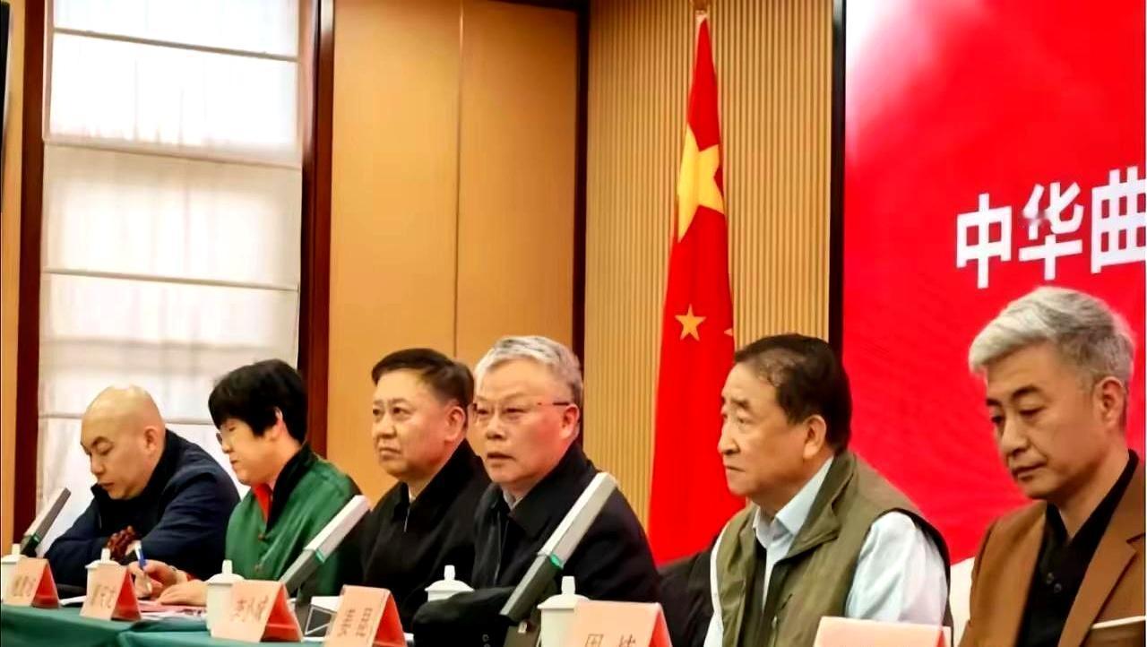 捅了道教的马蜂窝，电影下架，程野非但没凉，反而坐进了中华曲艺学会副会长的交椅。