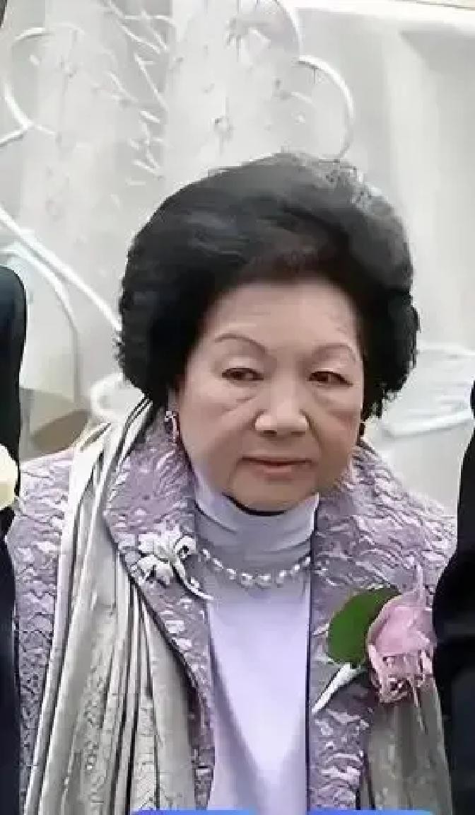 1960年，霍英东要迎娶离婚且带着一个儿子的冯坚妮。原配吕燕妮没有反对，只是提了一个条件：“无论娶几