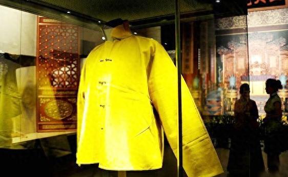 黄马褂的含金量有多大？表面看很威风，其实在御赐冠服中级别最低 一提到清代的黄