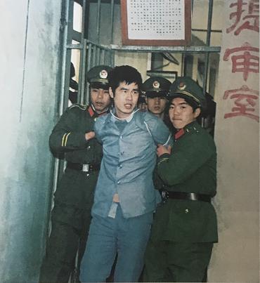 这是1987年12月，武进化肥厂财务科长，蒋正国被押赴刑场的一张照片，镜头中的他