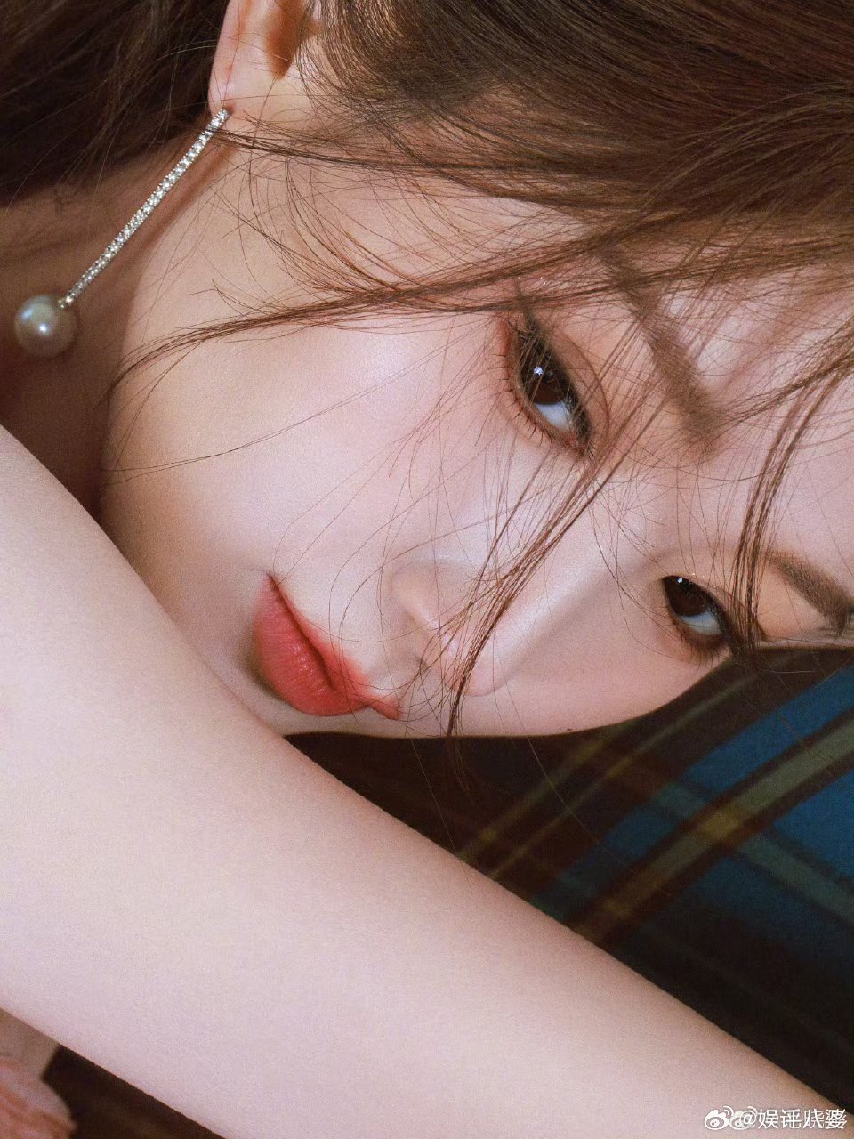 谁的童话书没合好，让毛晓彤穿着红色渐变鱼尾裙跑出来啦✨裙身晕染开的绯红像揉碎的