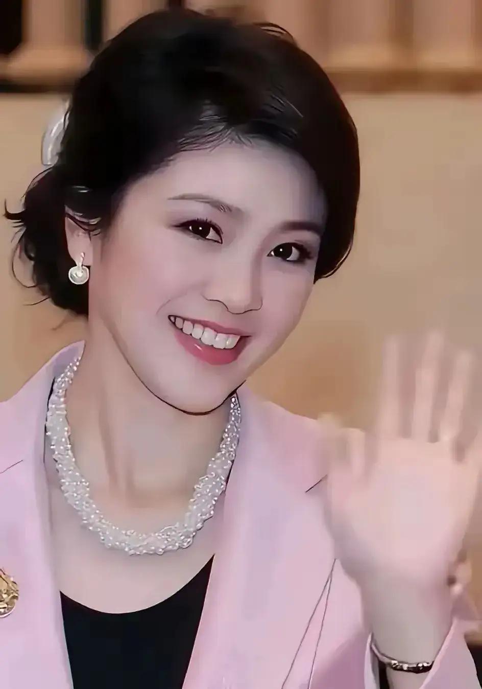 她比朱琳美好多倍她绝对是亚洲第一女神，德，智，体，美，全面发展的才女。