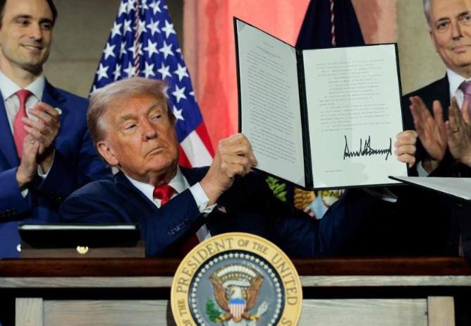 既然美国想看“摊牌”，那我们就成全它！特朗普这一笔签字，意味着中美关系的“缓冲区