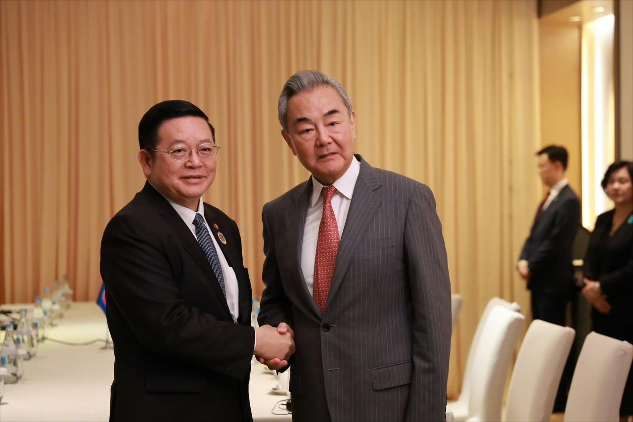 高规格安排中国！7月21日，中国外交部长王毅抵达菲律宾马尼拉，尽管只停一天，但美