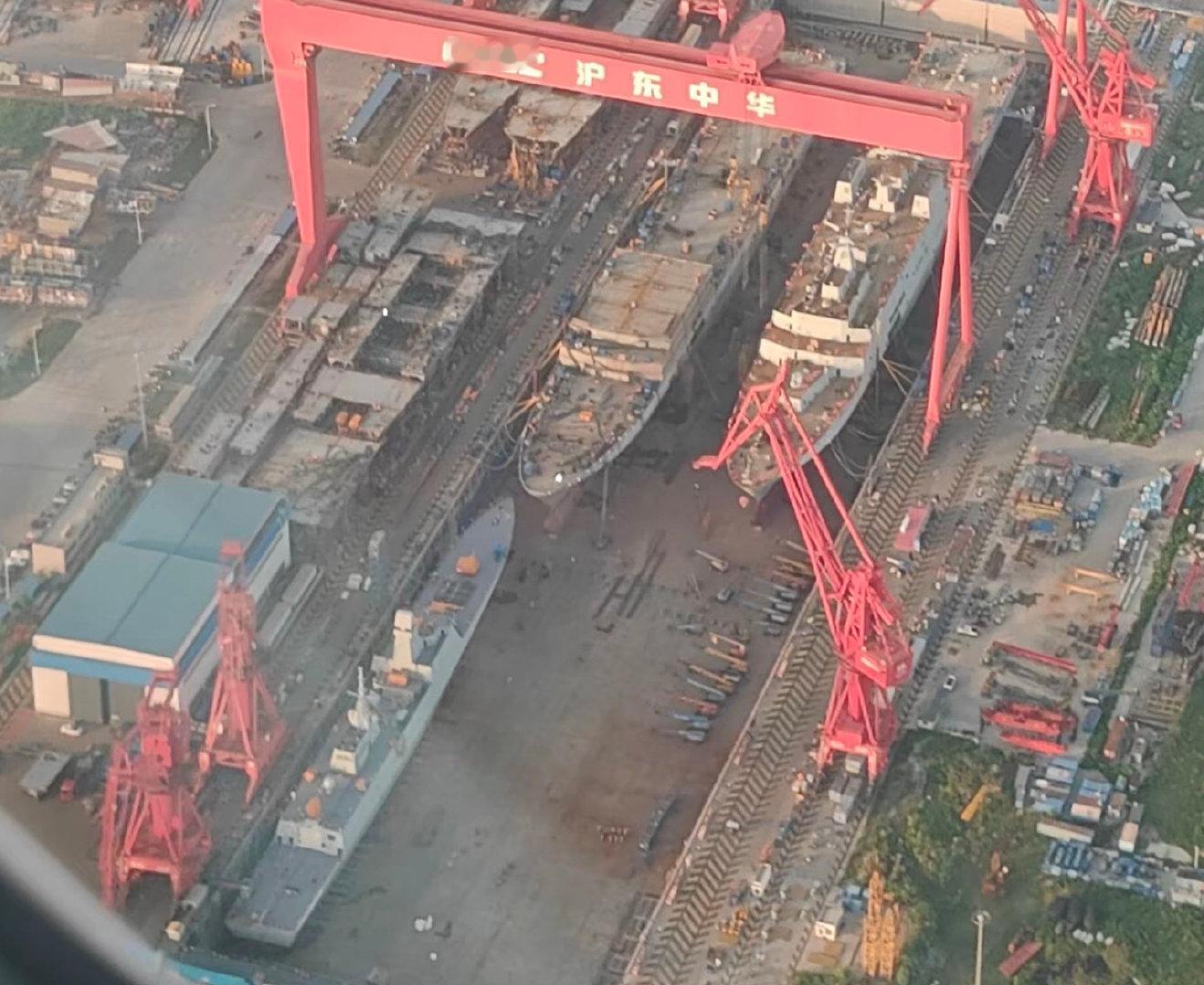 南方某船厂内正在建造的054B基本已经达到下水条件，还有正在建造的071两栖船坞登陆舰，图3是998