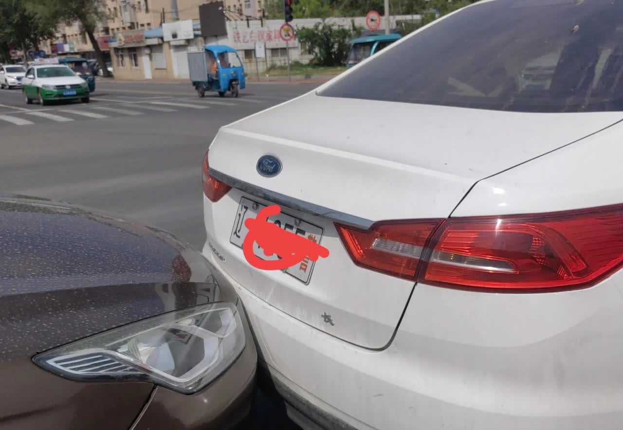 女司机追尾警车，下车后训斥交警不会开车。今天上班在红树与东新大街交汇口处，一个女