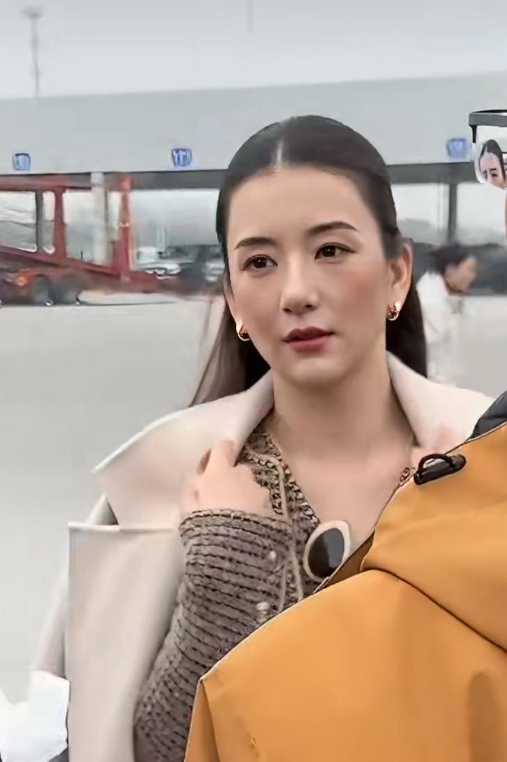 她可能比99%的骂她的人更累。38岁，三胎妈妈，脸上有疲惫，眼中有细纹。但她