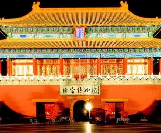 昨晚朋友聚会，和一位土生土长的北京大姐聊了会儿天，她说自己今年61岁了，从未去过