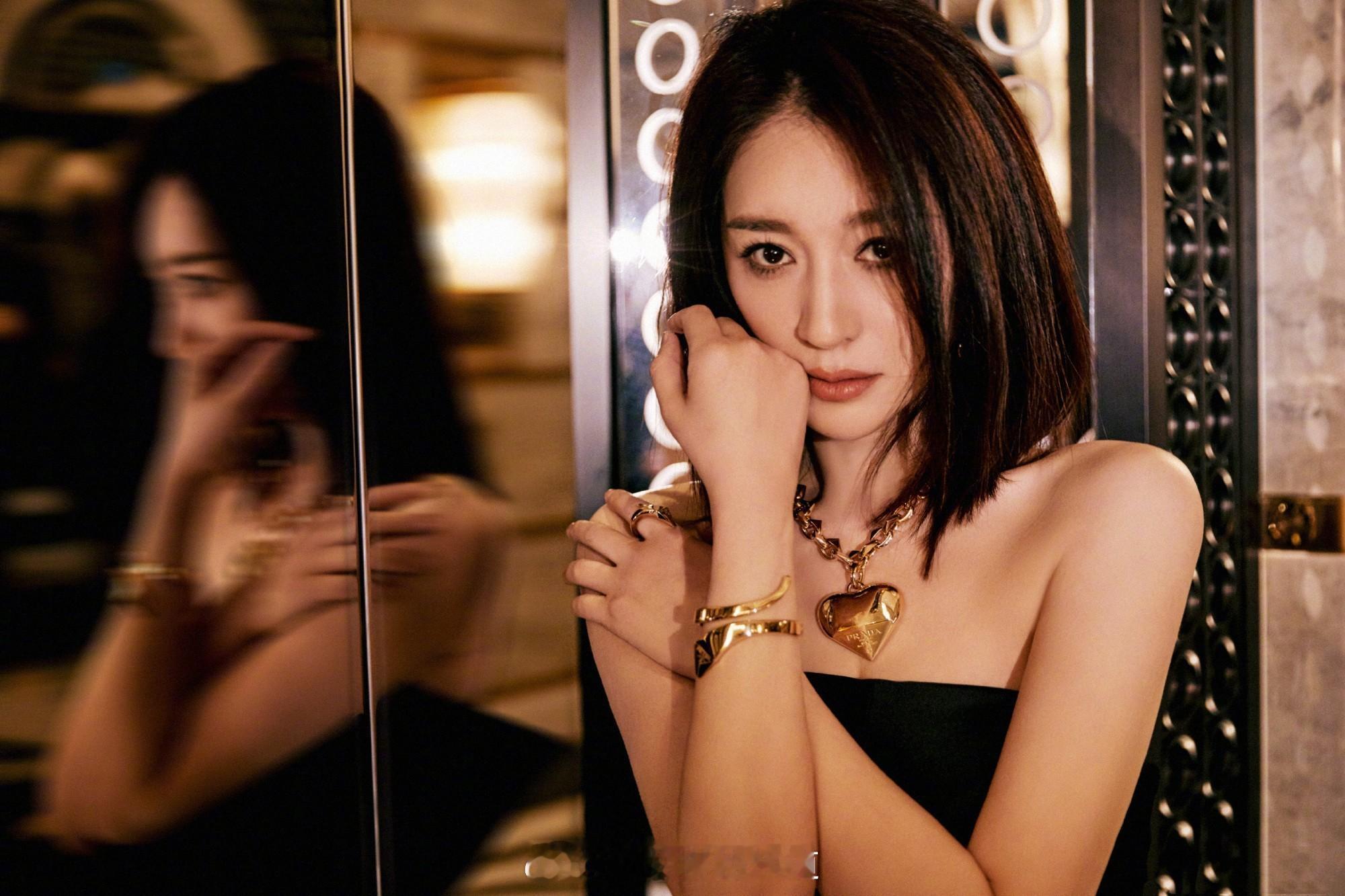 李小冉澳门行黑色抹胸精致优雅