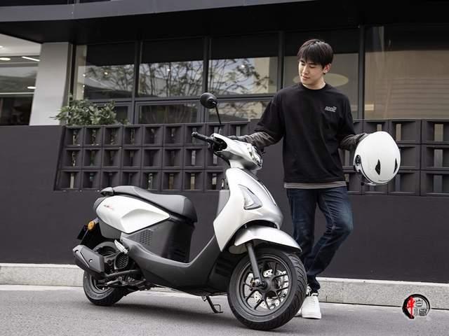 2025款五羊本田NWM125都市通勤踏板五羊本田推出2025款NWM125踏