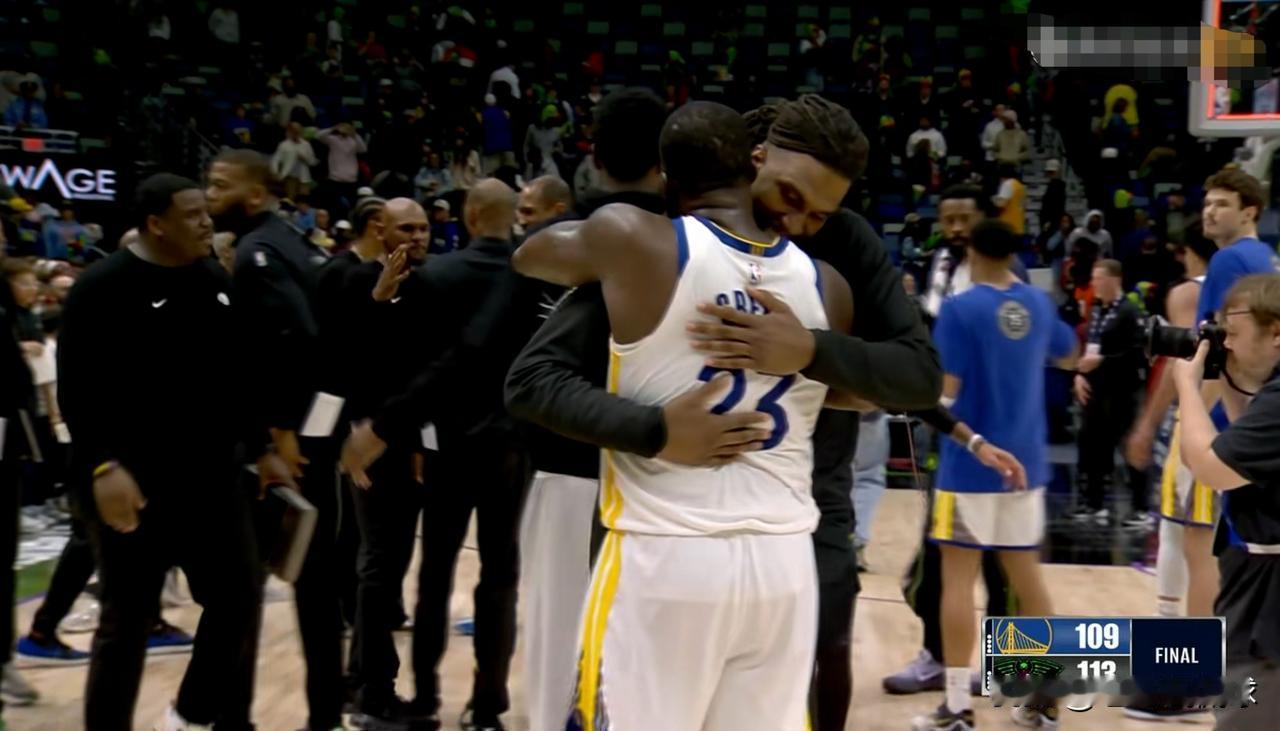 在今天勇士客场以109：113输给鹈鹕的赛后，发生了让人特别感动的一幕。当比赛的