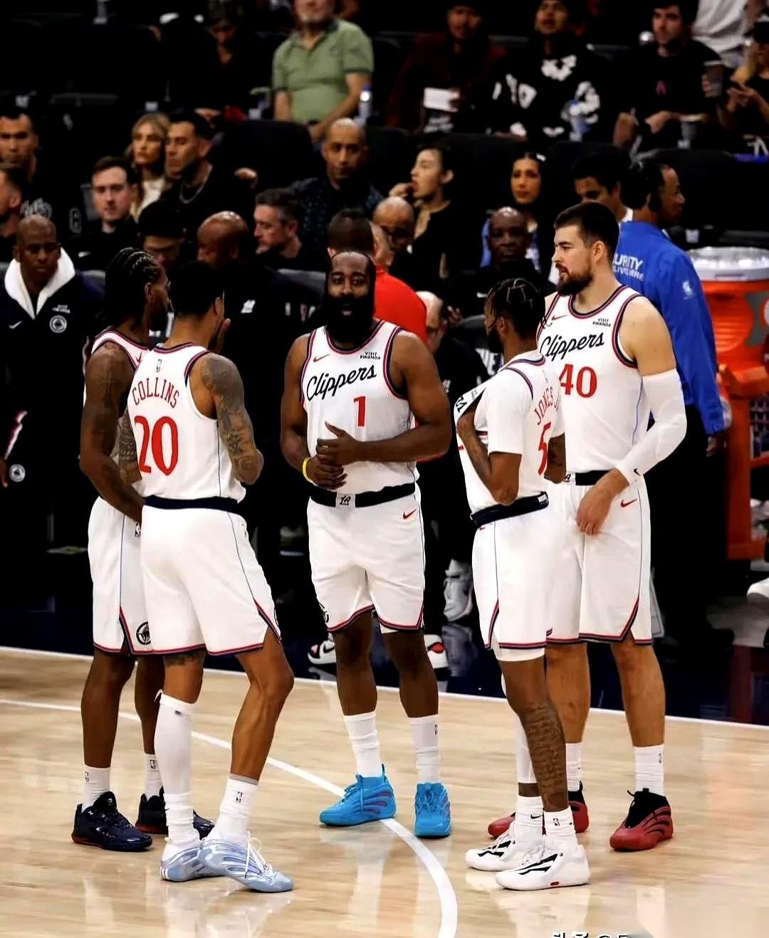 泰伦卢说，接下来七连客挺好的，大家可以多待在一起，培养感情。我听完差点把手机扔