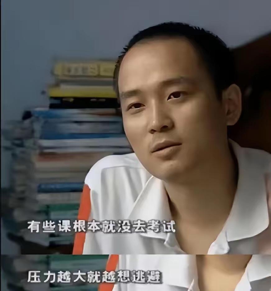 2002年，四川考生张非拒绝复旦的录取，选择复读，第二年考入北大，次年被退学，2