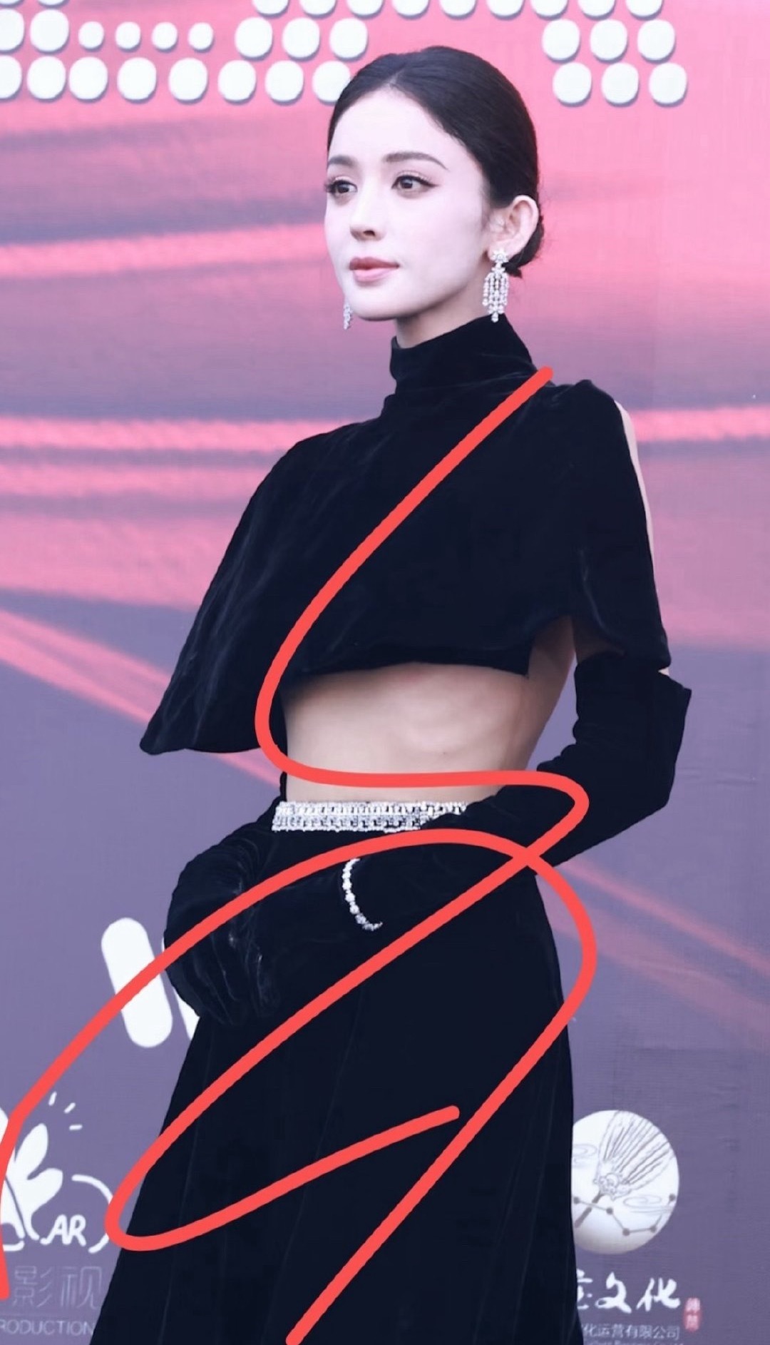 娜扎瘦的身上的骨头都清晰可见了。​​​