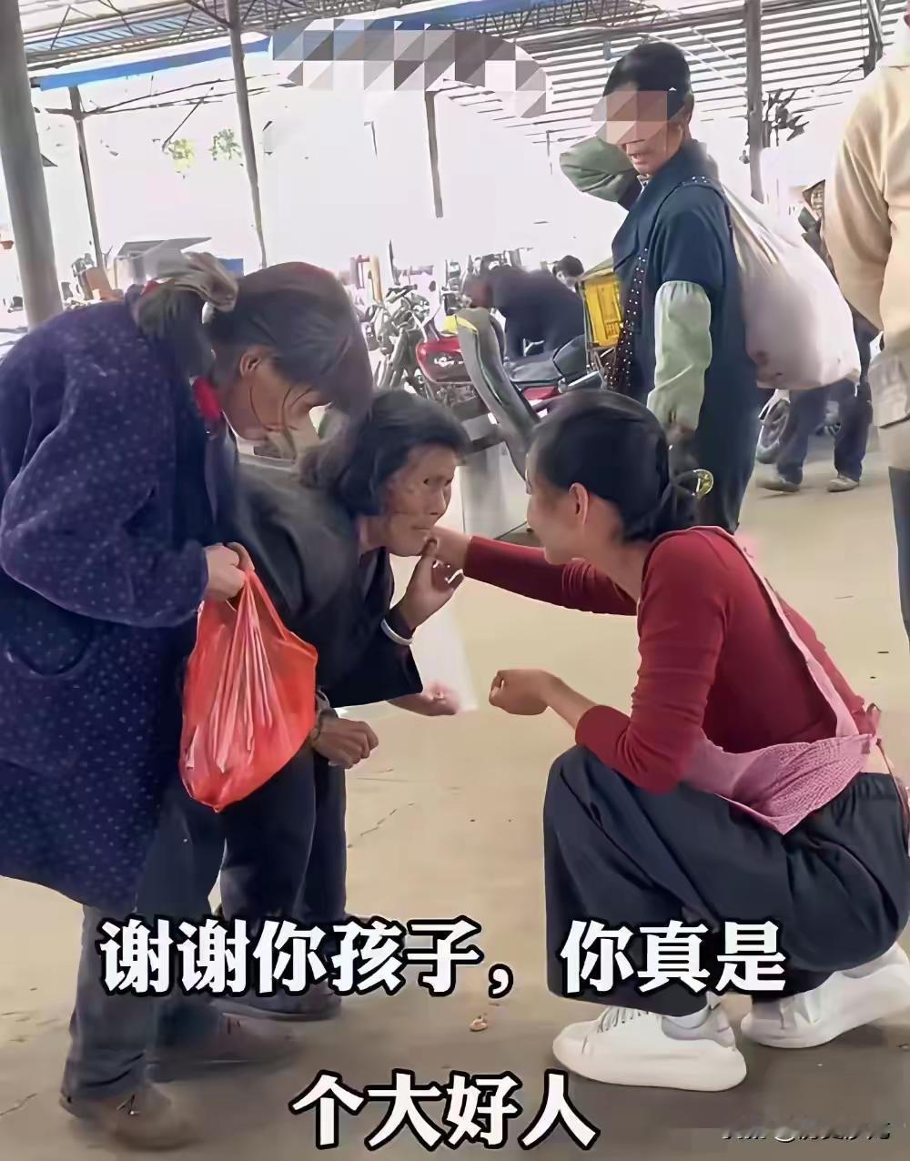潸然泪下！广东佛山，智障的女儿想吃肉，可98岁的母亲只有两块钱，于是便恳求摊主卖