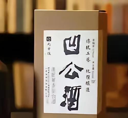 在陕西，在西安，当地人能拿到贾平凹的字“奉若珍宝”，大街小巷，茶楼匾额，商铺招牌