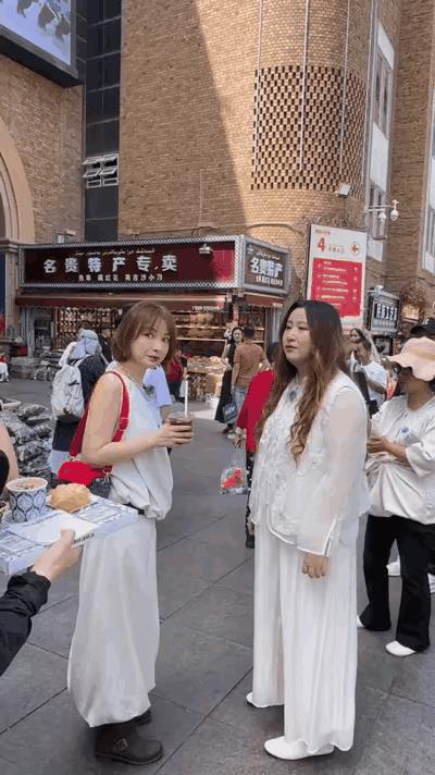 吴昕本人真的很漂亮，随随便便的路拍照都那么美，只是她身上驼背和脖子前倾的问题似乎