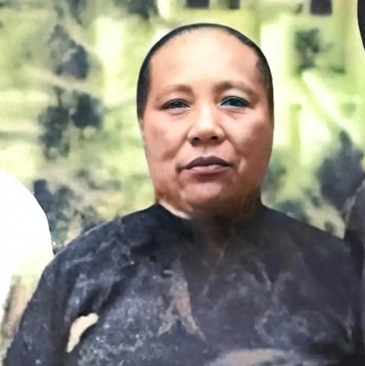这就是蒋介石4任夫人的真实样貌，罕见修复的老照片，谁最漂亮？大家看一看。仔细看