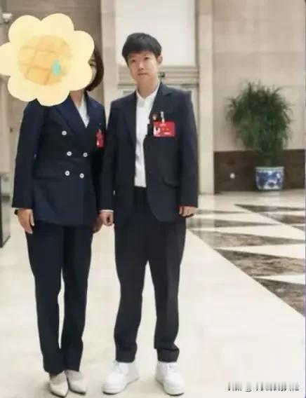 谁还没被孙颖莎这套正装照迷倒啊！真的越看越上头！虽然照片有点像素糊，但一点