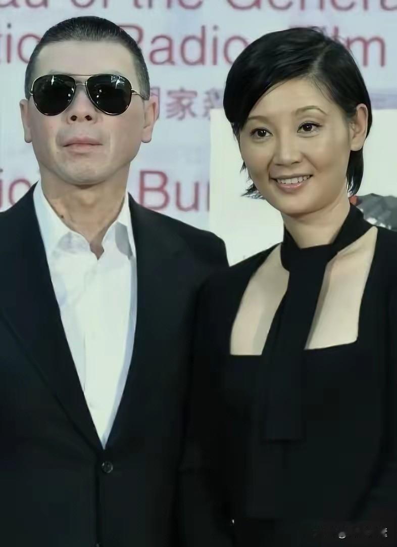 冯导虽然颜值不高，然而他有男人最大的魅力：那就是才华。所以徐帆这辈子最大的成
